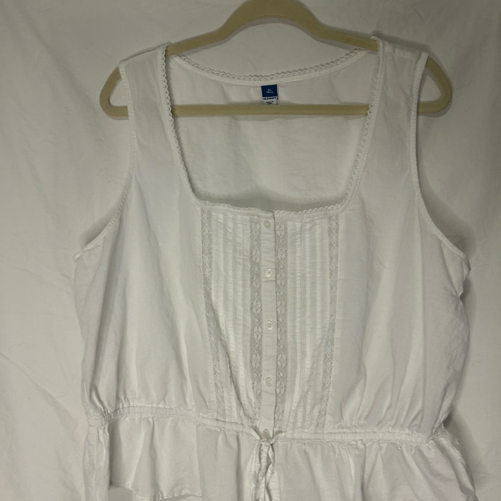 Old Navy XL tall White Sleeveless Cotton Blouse with tiny lace and Button Detail